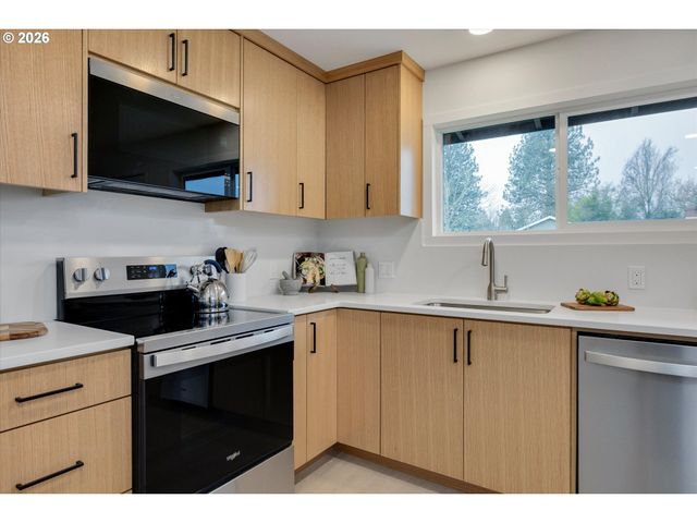 18124 Se STEPHENS St, Portland, OR 97233