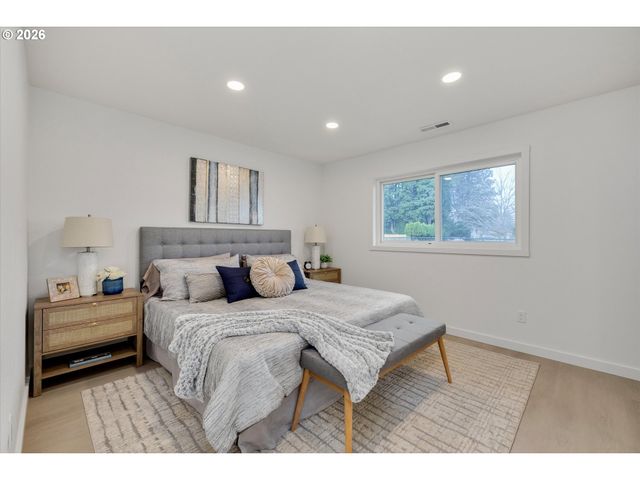 18124 Se STEPHENS St, Portland, OR 97233