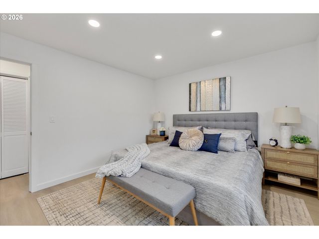 18124 Se STEPHENS St, Portland, OR 97233