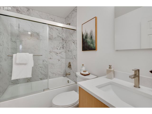 18124 Se STEPHENS St, Portland, OR 97233