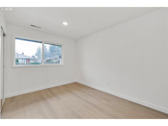 18124 Se STEPHENS St, Portland, OR 97233