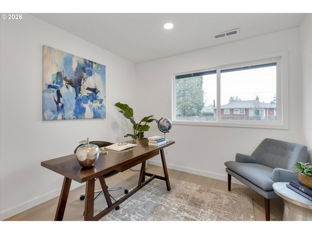 18124 Se STEPHENS St, Portland, OR 97233