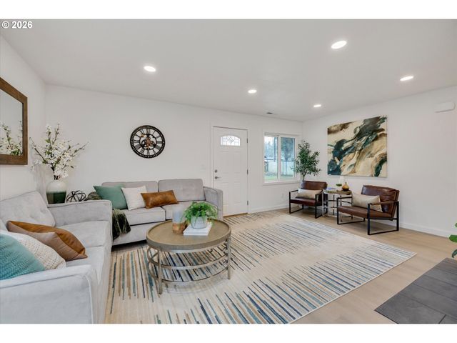 18124 Se STEPHENS St, Portland, OR 97233