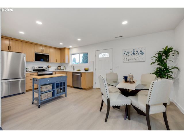 18124 Se STEPHENS St, Portland, OR 97233