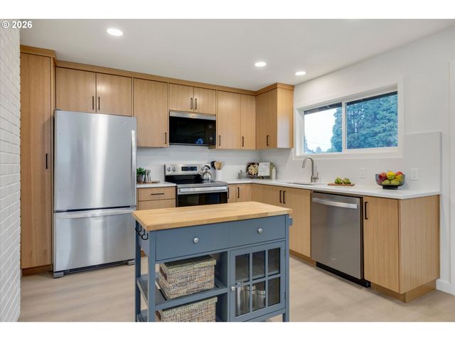 18124 Se STEPHENS St, Portland, OR 97233