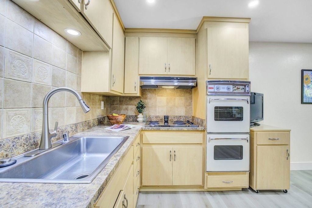 Image 10 of property listing at 6635 6635 Banning Dr, Oakland, CA 94611