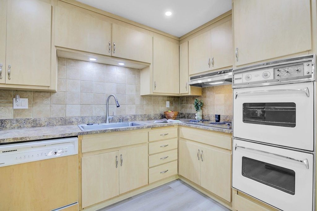 Image 9 of property listing at 6635 6635 Banning Dr, Oakland, CA 94611