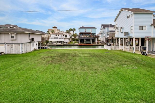 1223 Maui Dr, Tiki Island, TX 77554