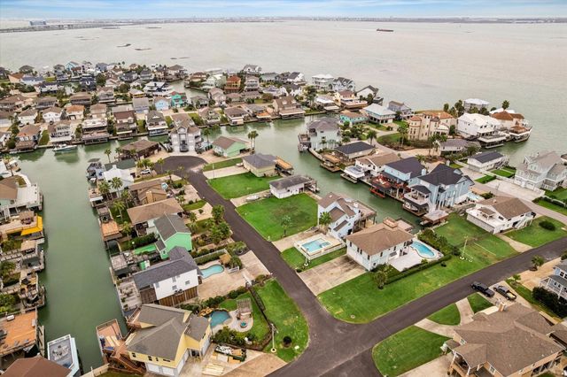 1223 Maui Dr, Tiki Island, TX 77554