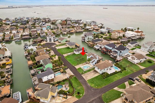 1223 Maui Dr, Tiki Island, TX 77554