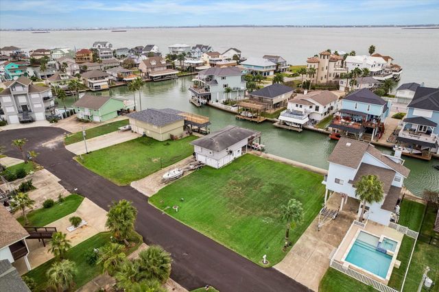 1223 Maui Dr, Tiki Island, TX 77554