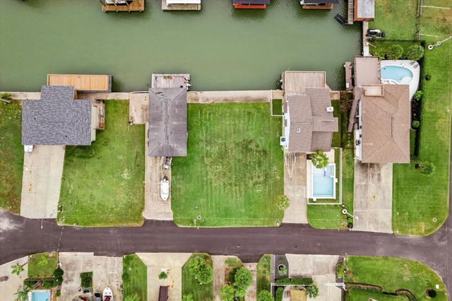 1223 Maui Dr, Tiki Island, TX 77554