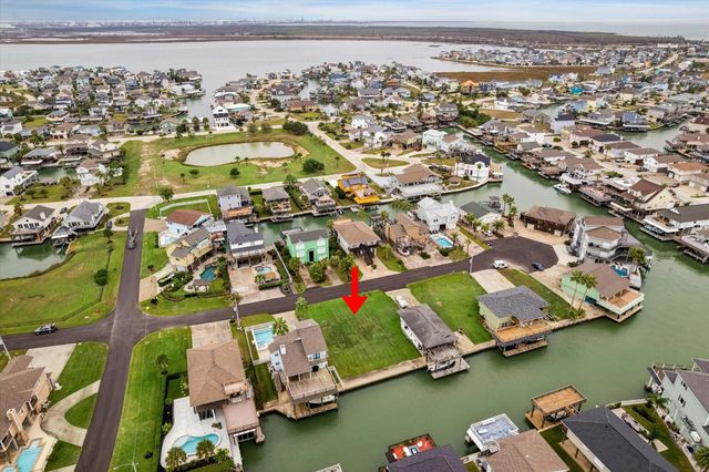 1223 Maui Dr, Tiki Island, TX 77554