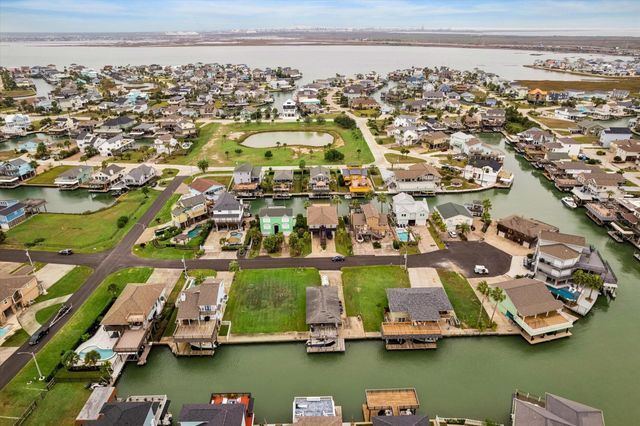 1223 Maui Dr, Tiki Island, TX 77554