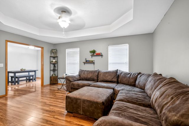 104 Canon Avenue, Clever, MO 65631