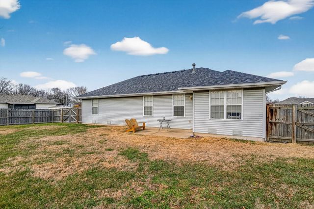 104 Canon Avenue, Clever, MO 65631