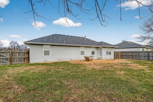 104 Canon Avenue, Clever, MO 65631
