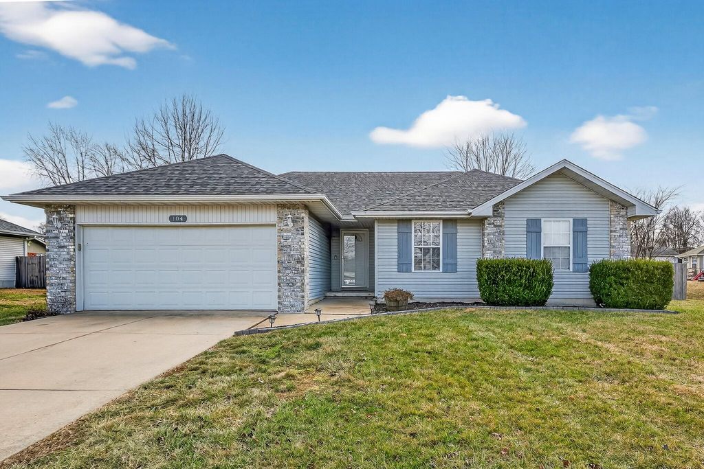 104 Canon Avenue, Clever, MO 65631