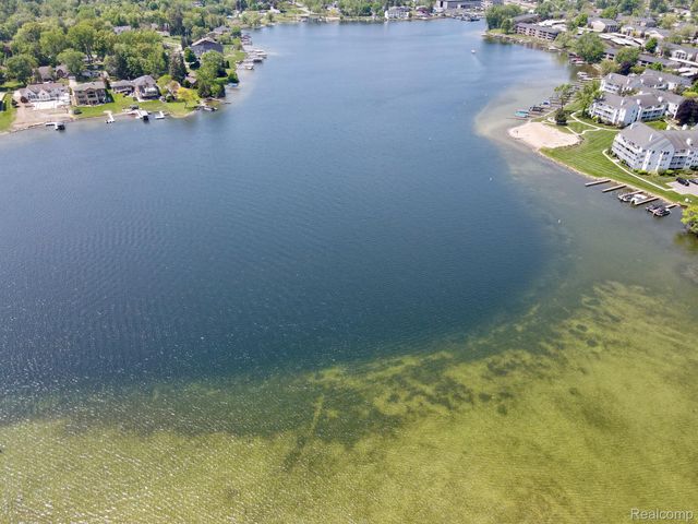 1384 Rossdale, Waterford Charter Township, MI 48328