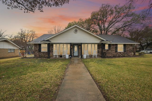 17 Lincolnshire Circle, Bedford, TX 76021