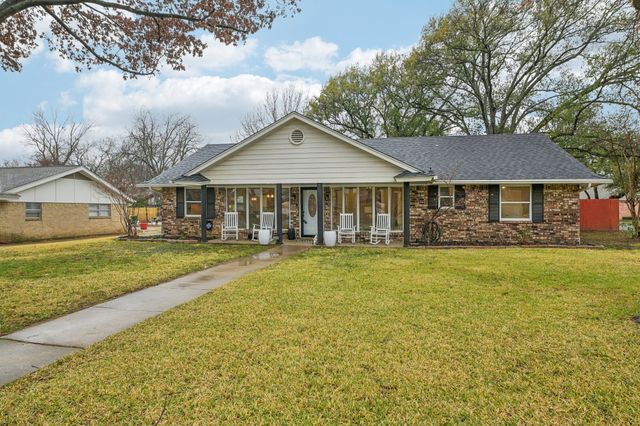 17 Lincolnshire Circle, Bedford, TX 76021