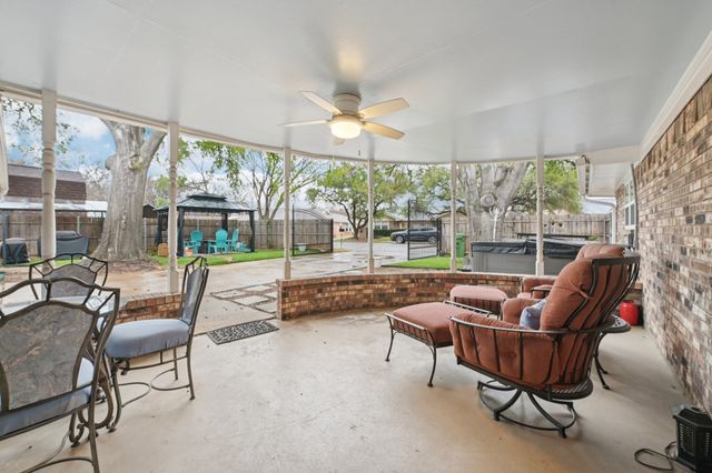 17 Lincolnshire Circle, Bedford, TX 76021