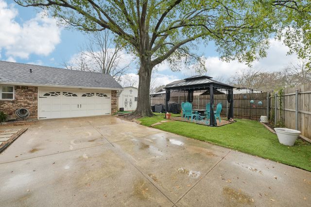 17 Lincolnshire Circle, Bedford, TX 76021