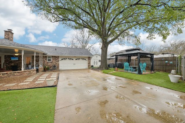 17 Lincolnshire Circle, Bedford, TX 76021