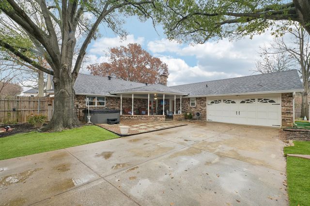 17 Lincolnshire Circle, Bedford, TX 76021