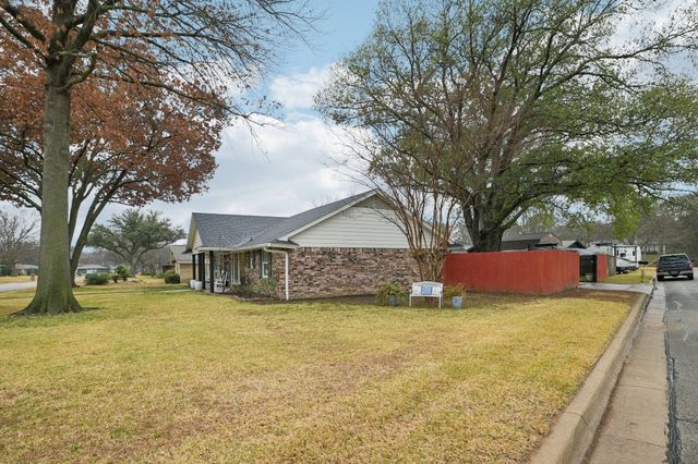 17 Lincolnshire Circle, Bedford, TX 76021