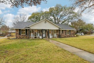 17 Lincolnshire Circle, Bedford, TX 76021