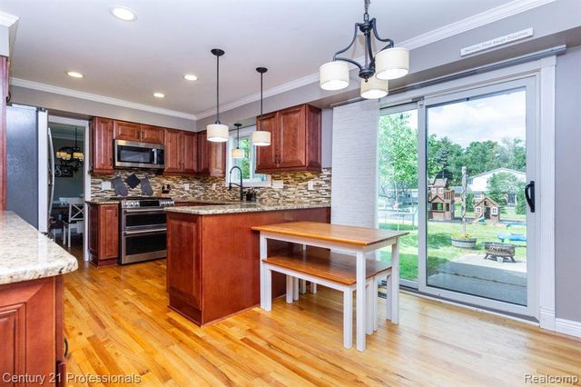 671 Bridgestone Drive, Rochester Hills, MI 48309