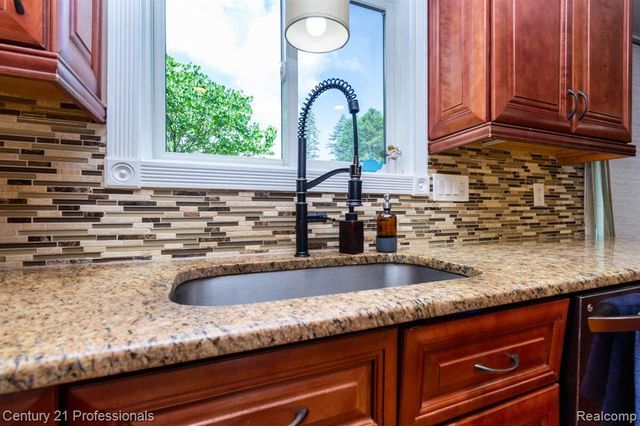 671 Bridgestone Drive, Rochester Hills, MI 48309