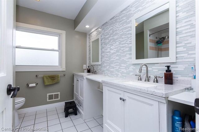 671 Bridgestone Drive, Rochester Hills, MI 48309