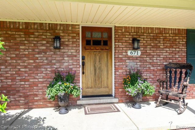 671 Bridgestone Drive, Rochester Hills, MI 48309
