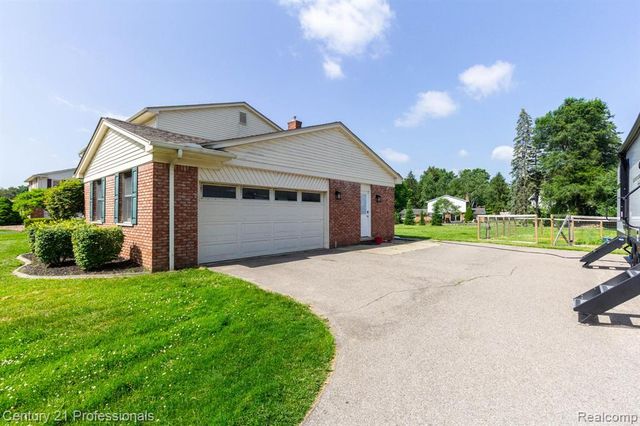 671 Bridgestone Drive, Rochester Hills, MI 48309