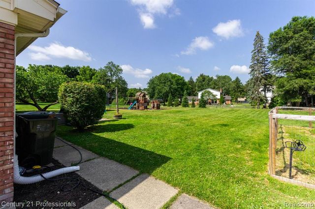 671 Bridgestone Drive, Rochester Hills, MI 48309