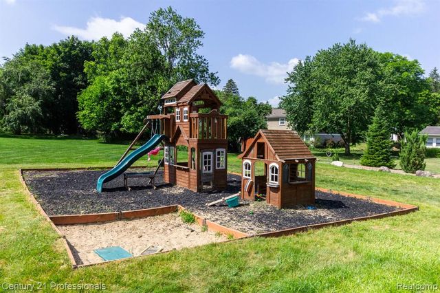 671 Bridgestone Drive, Rochester Hills, MI 48309