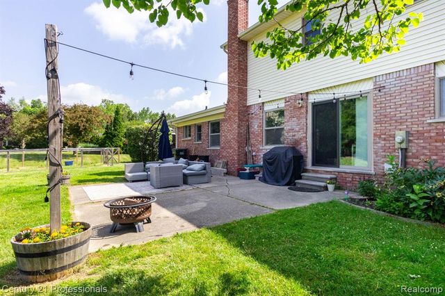 671 Bridgestone Drive, Rochester Hills, MI 48309
