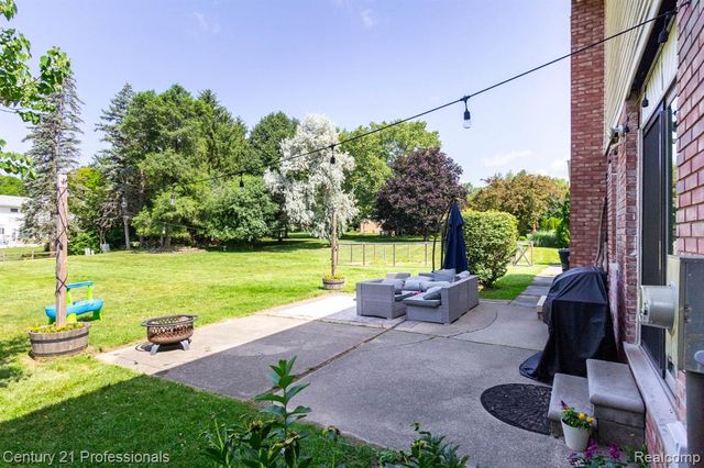 671 Bridgestone Drive, Rochester Hills, MI 48309
