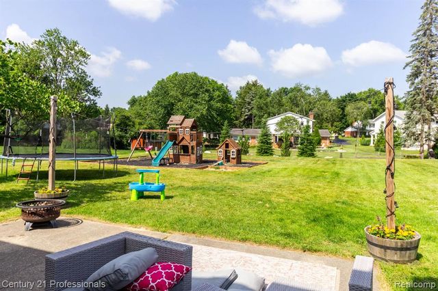 671 Bridgestone Drive, Rochester Hills, MI 48309