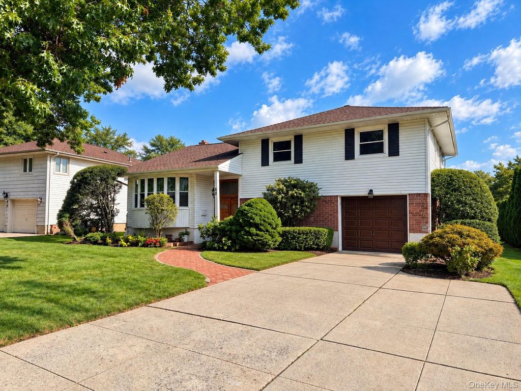 84 Robby Lane, Manhasset Hills, NY 11040 — photo 2
