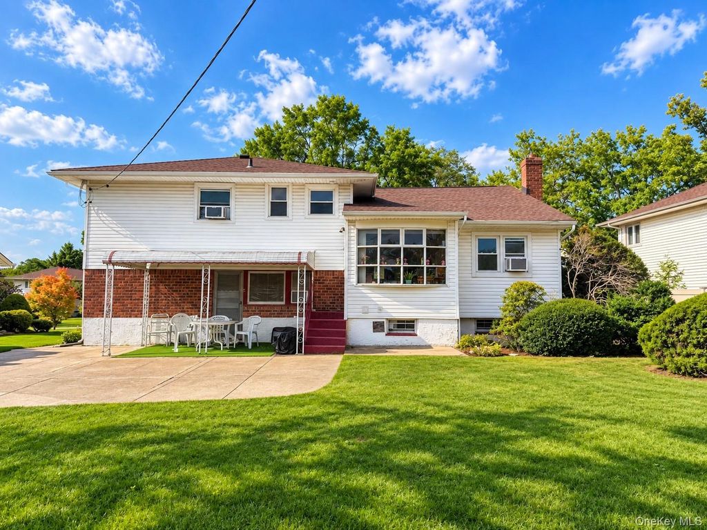 84 Robby Lane, Manhasset Hills, NY 11040 — photo 4