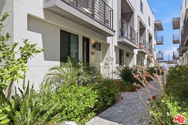 6716 N Royce Lane, Van Nuys, CA 91411