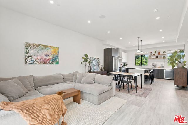 6716 N Royce Lane, Van Nuys, CA 91411