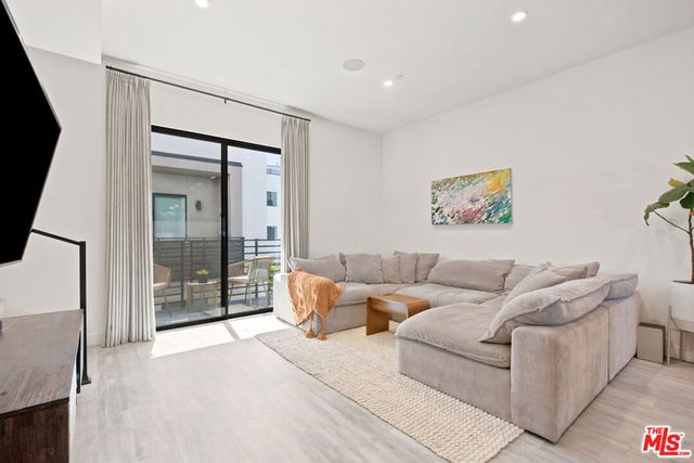 6716 N Royce Lane, Van Nuys, CA 91411