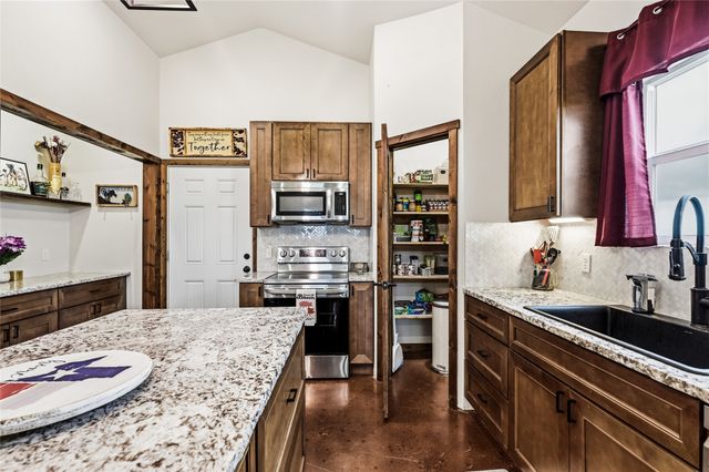 435 County Road 4875, Celeste, TX 75423