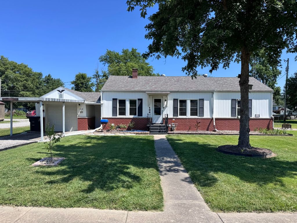 Image 1 of property listing at 104 E Poplar Street, Odin, IL 62870
