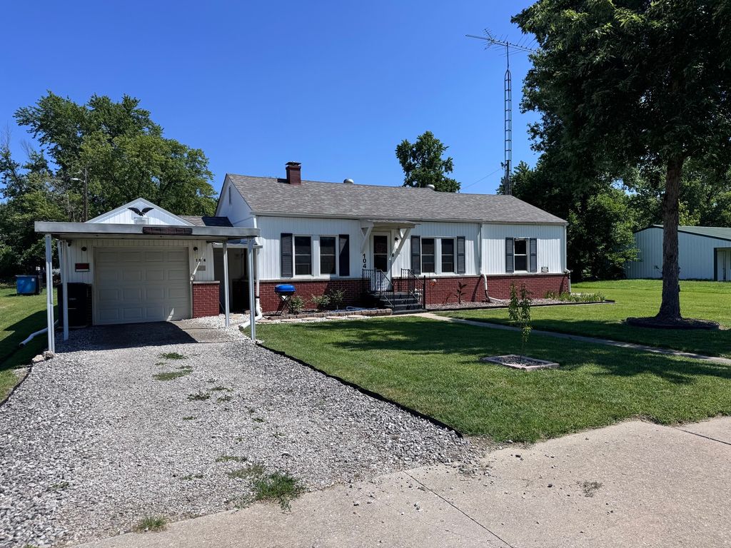 Image 2 of property listing at 104 E Poplar Street, Odin, IL 62870