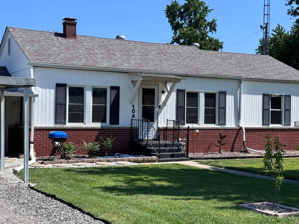Image 3 of property listing at 104 E Poplar Street, Odin, IL 62870